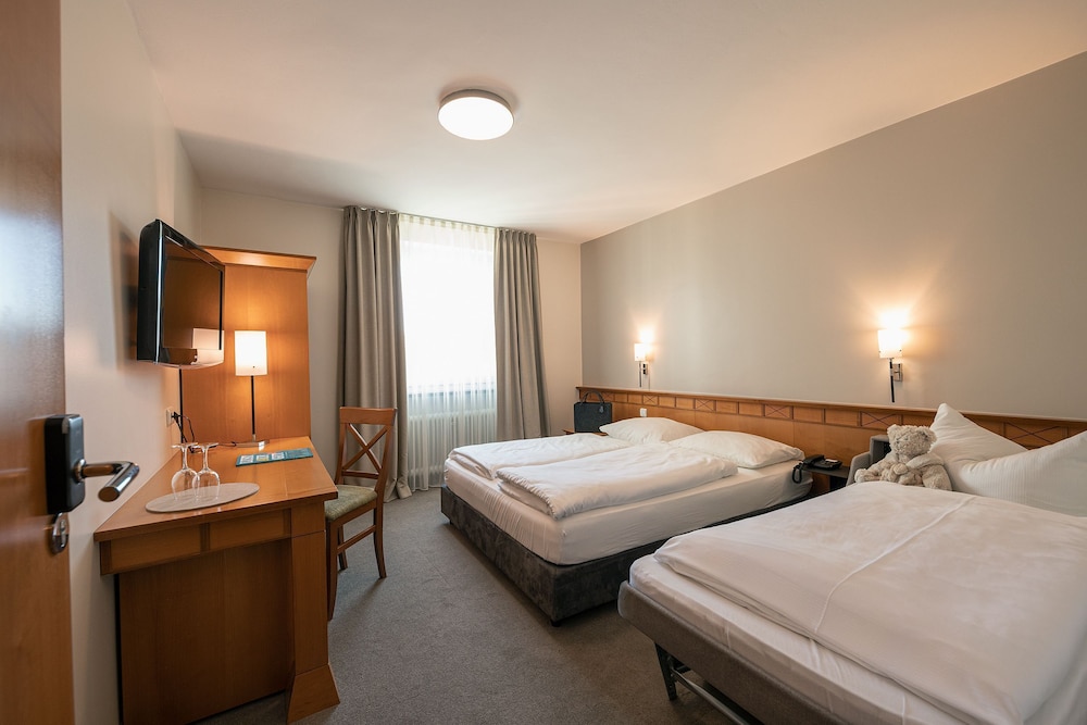 STANDARD, QUEEN BED