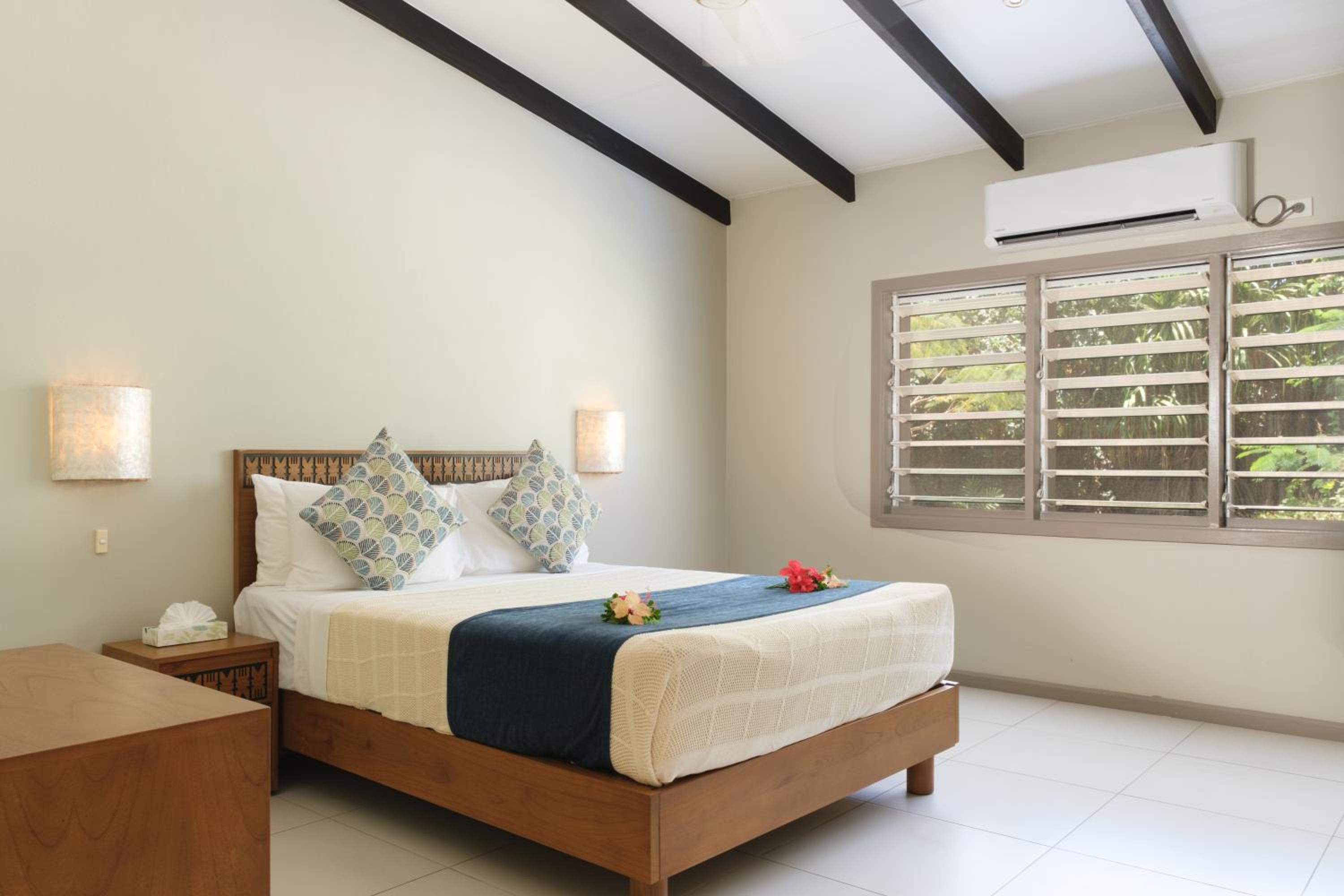 2 Bedrooms, Garden, Bure, Queen and Twin Beds