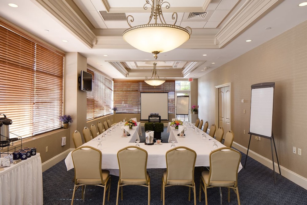 Salem Waterfront Hotel and Suites 44/45