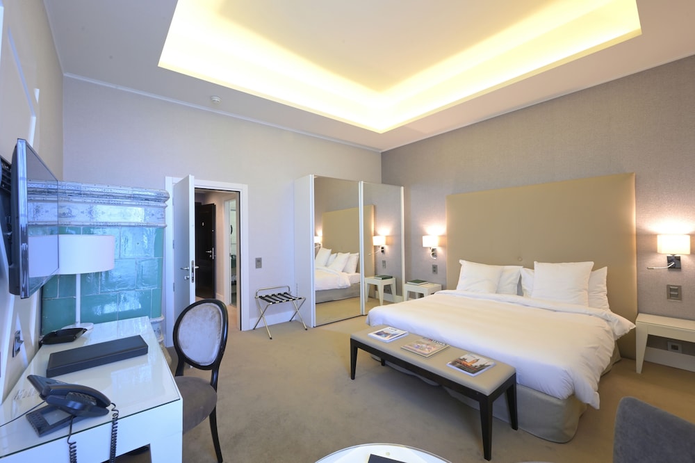 DELUXE, DOUBLE BED, LAKE VIEW