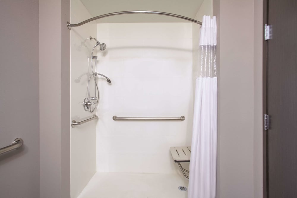 La Quinta Inn and Suites by Wyndham Cullman 44/46