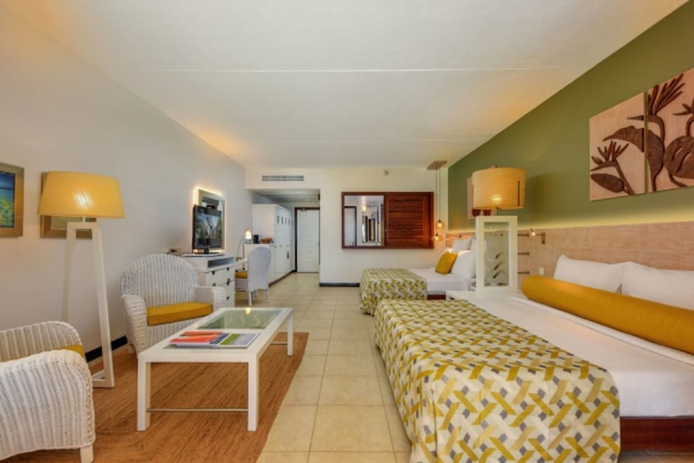 Victoria Beachcomber Resort and Spa 14/54