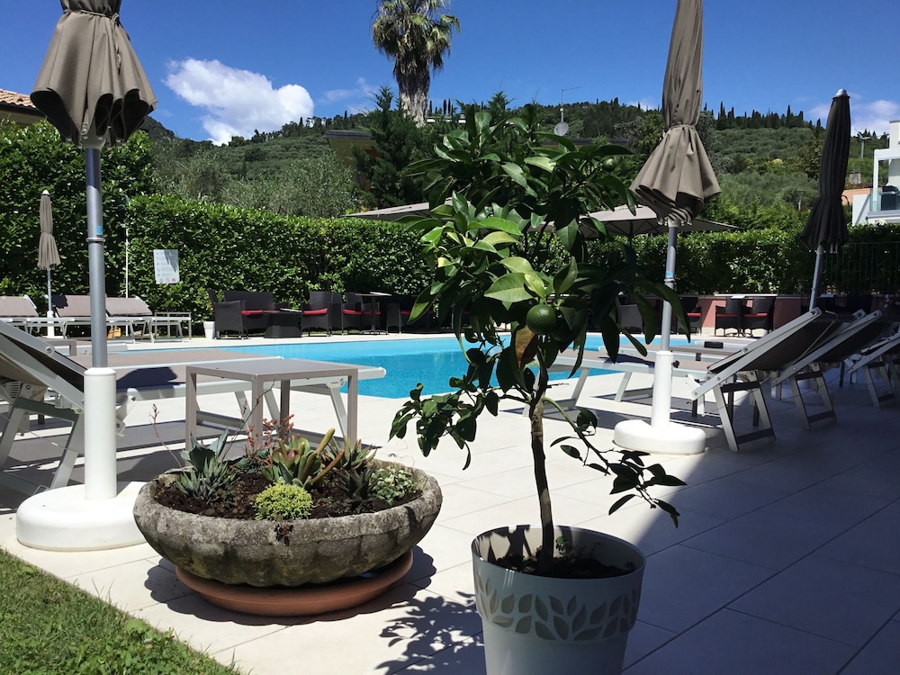 Hotel Villa Cà Nova 33/41