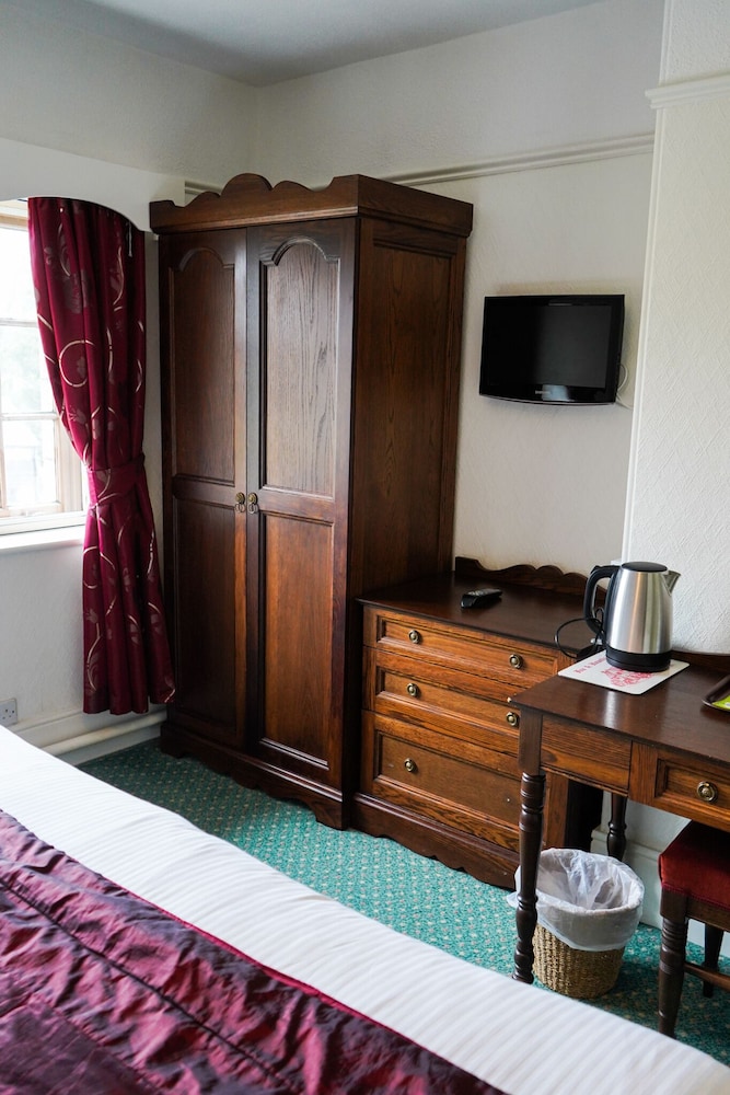 The Fox &amp; Hounds Hotel 12/36