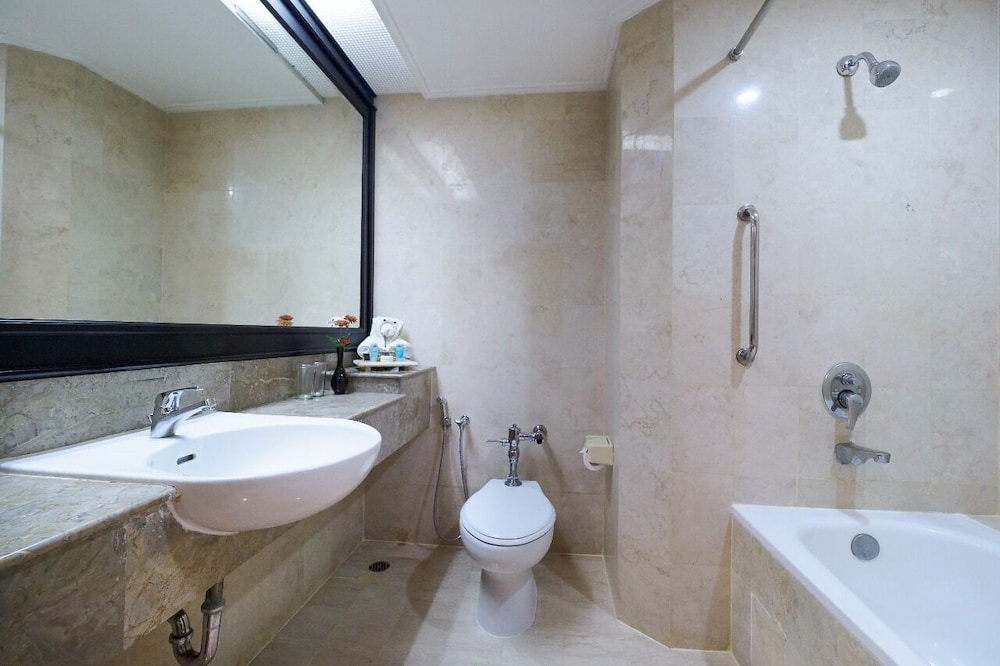 غرفة غراند ديلوكس بسريرين منفصلين، Grand Arkenso Park View Simpang Lima (ex. Horison Semarang) 2/2