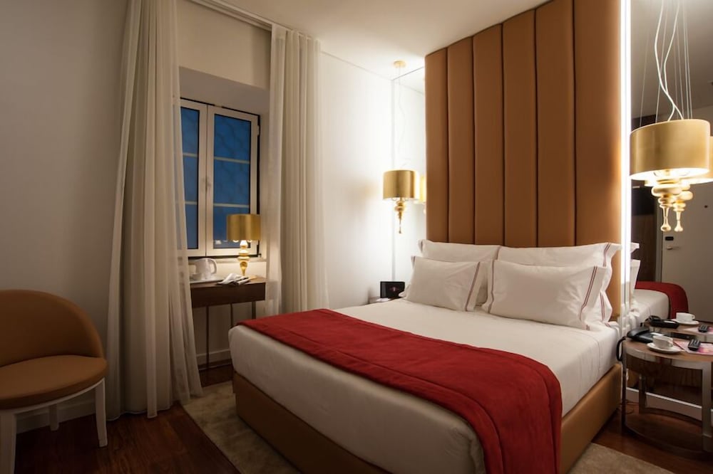 INTERIOR, DOUBLE BED