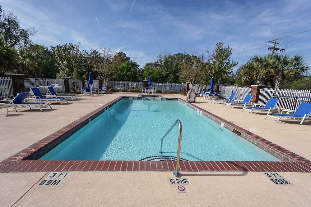 Holiday Inn Express Hotel Suites Savannah Midtown 26/81