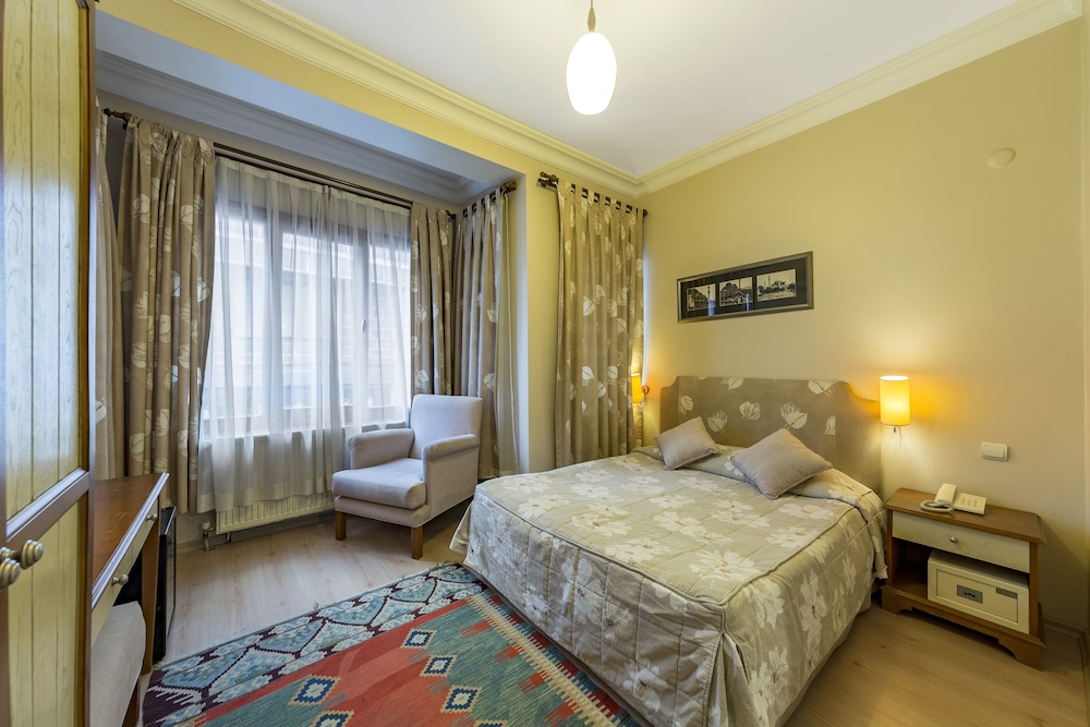 ROOM, DOUBLE OR TWIN BED