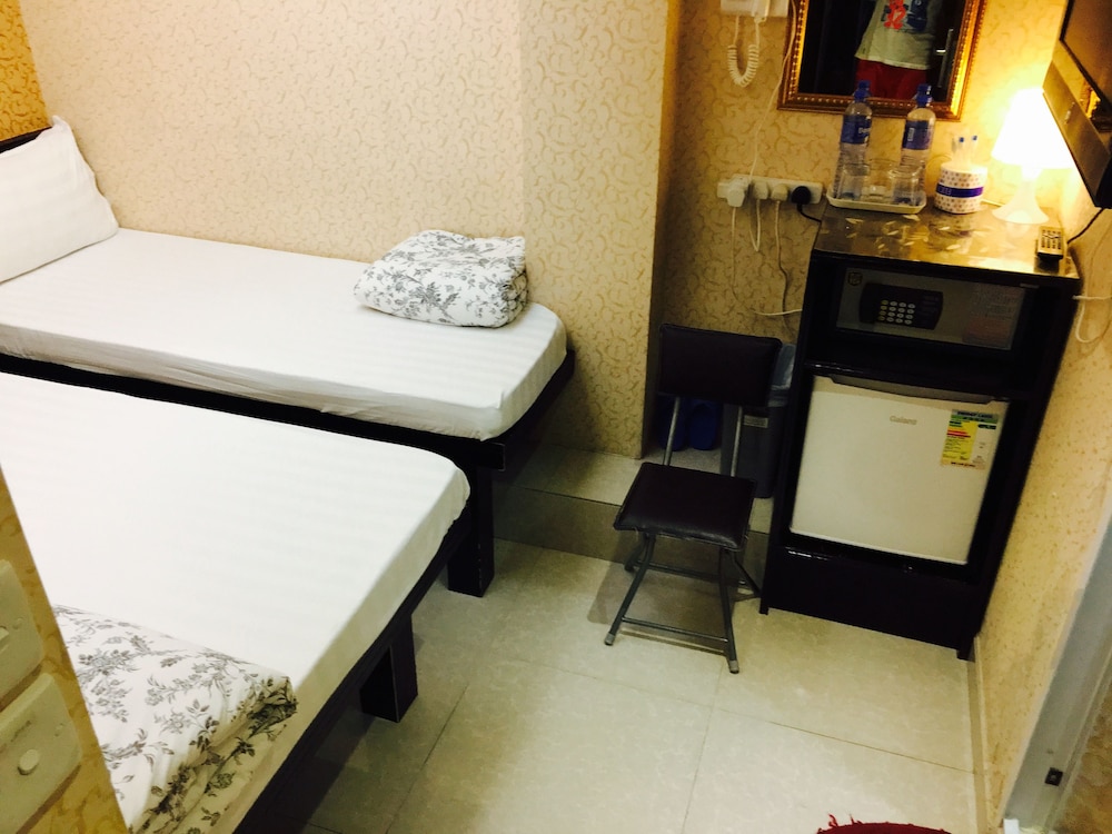 Modern Hotel 12/76