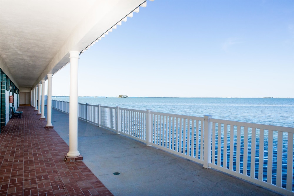 Best Western Plus Yacht Harbor Inn 24/42