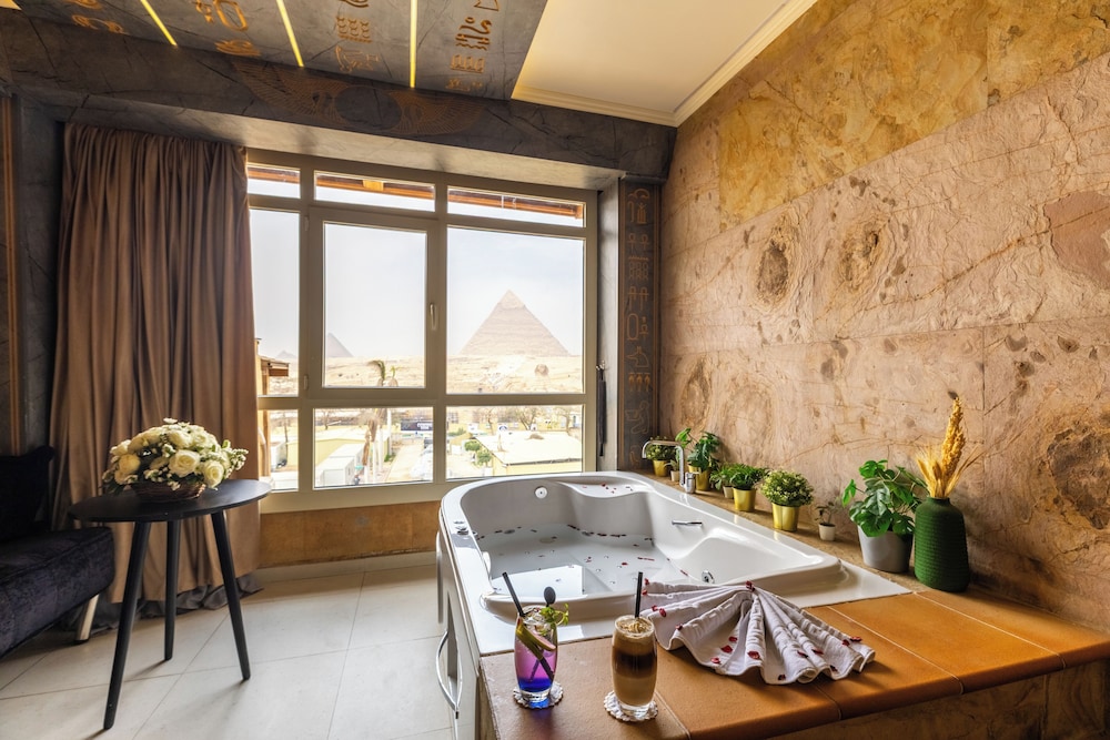 Junior Suite, King Bed, Pyramids View