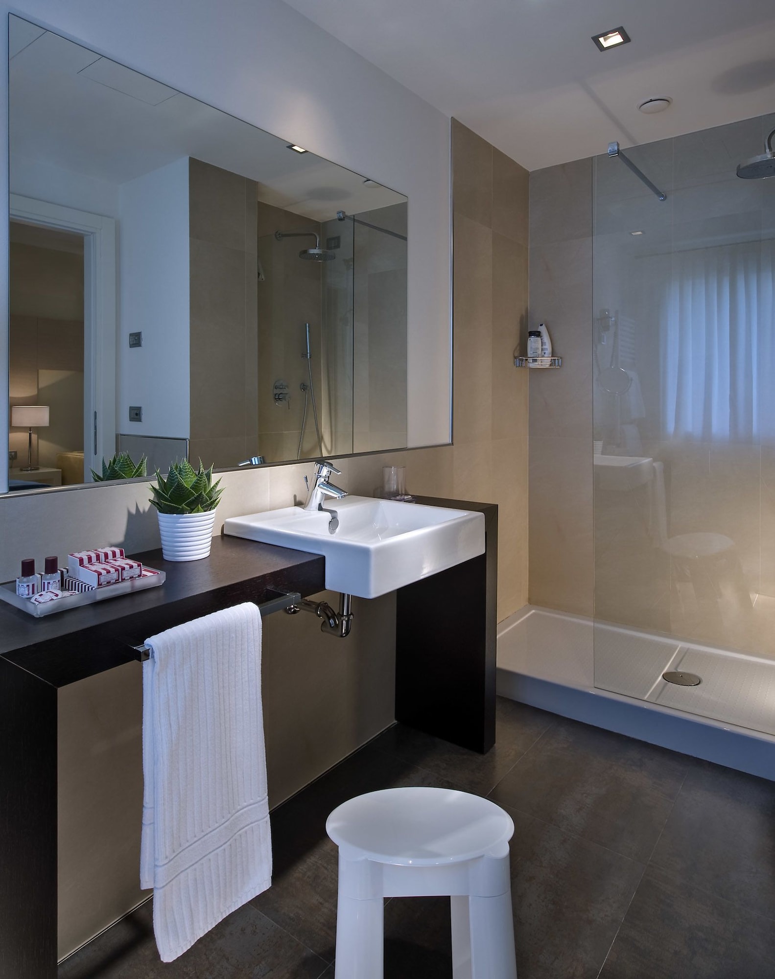JUNIOR SUITE, QUEEN BED