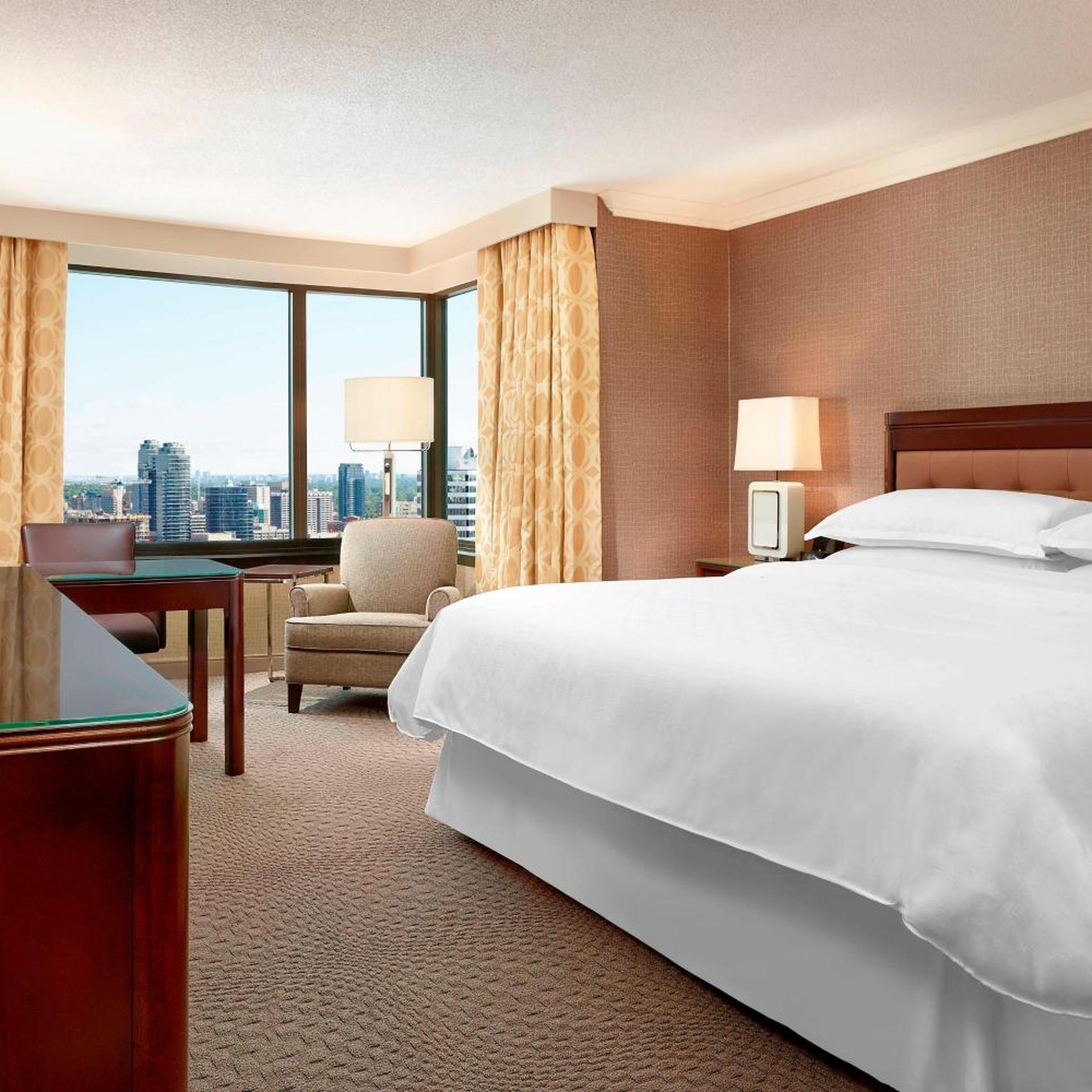 غرفة بسرير كينج وسرير كوين، SHERATON CENTRE TORONTO 2/9