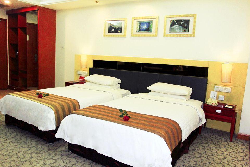 Elegant, Twin Beds, No Window