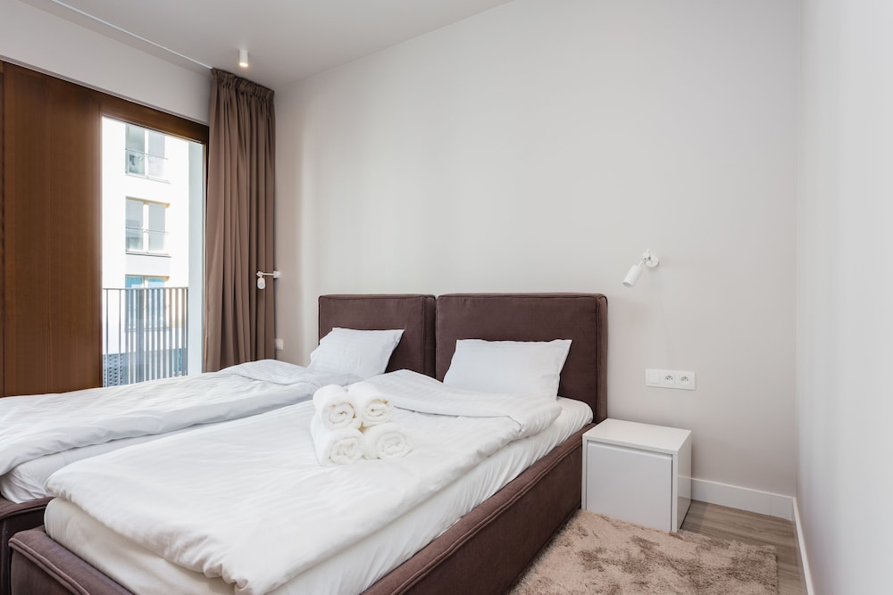 STUDIO, TWIN BEDS