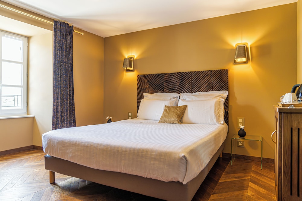 AUBERGE DE LA TOUR 8/40
