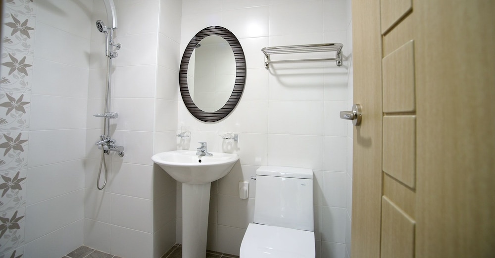 1 BEDROOM, FAMILY, KITCHEN