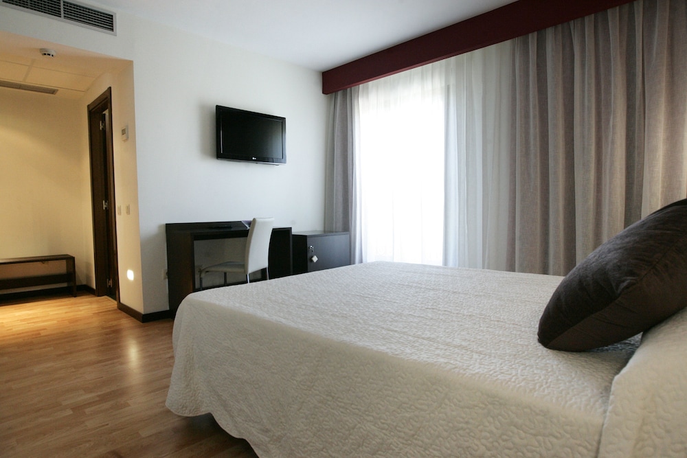 LA BASTIDA HOTEL 5/18