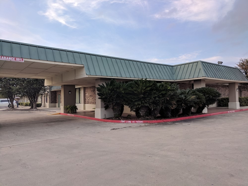 Days Inn by Wyndham Seguin TX 5/27