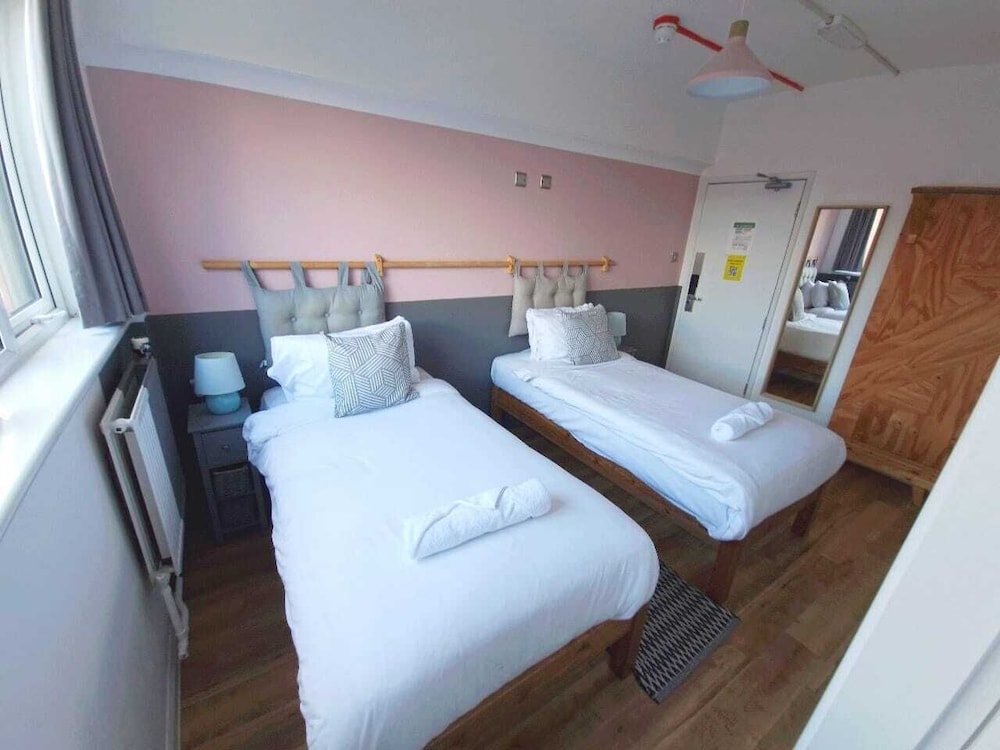 ROOM, TWIN BEDS