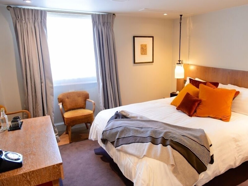ROOM, DOUBLE BED