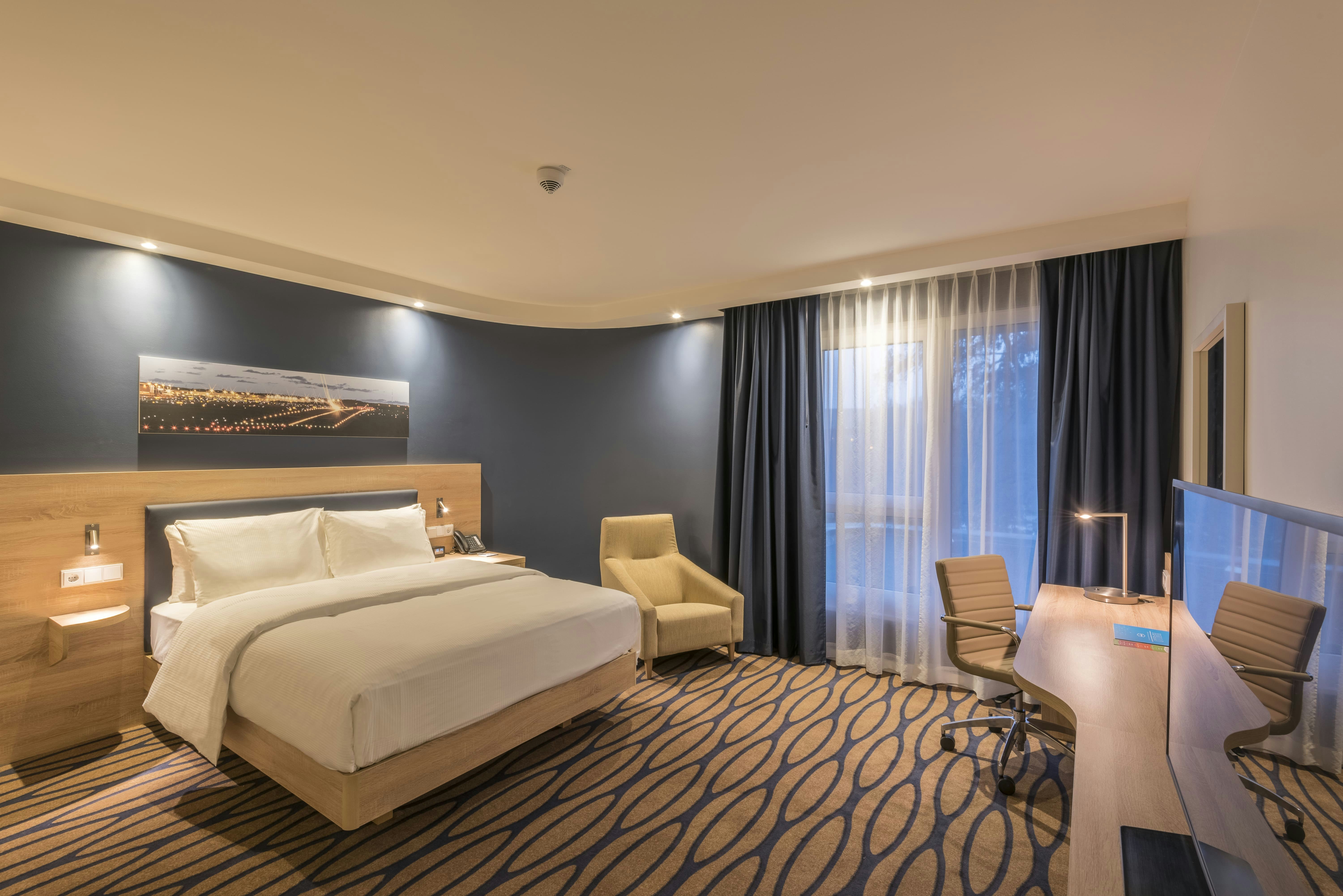 ROOM, QUEEN BED, ACCESSIBLE