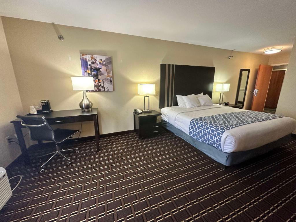 Mini, Suite, King Bed, Jetted Tub