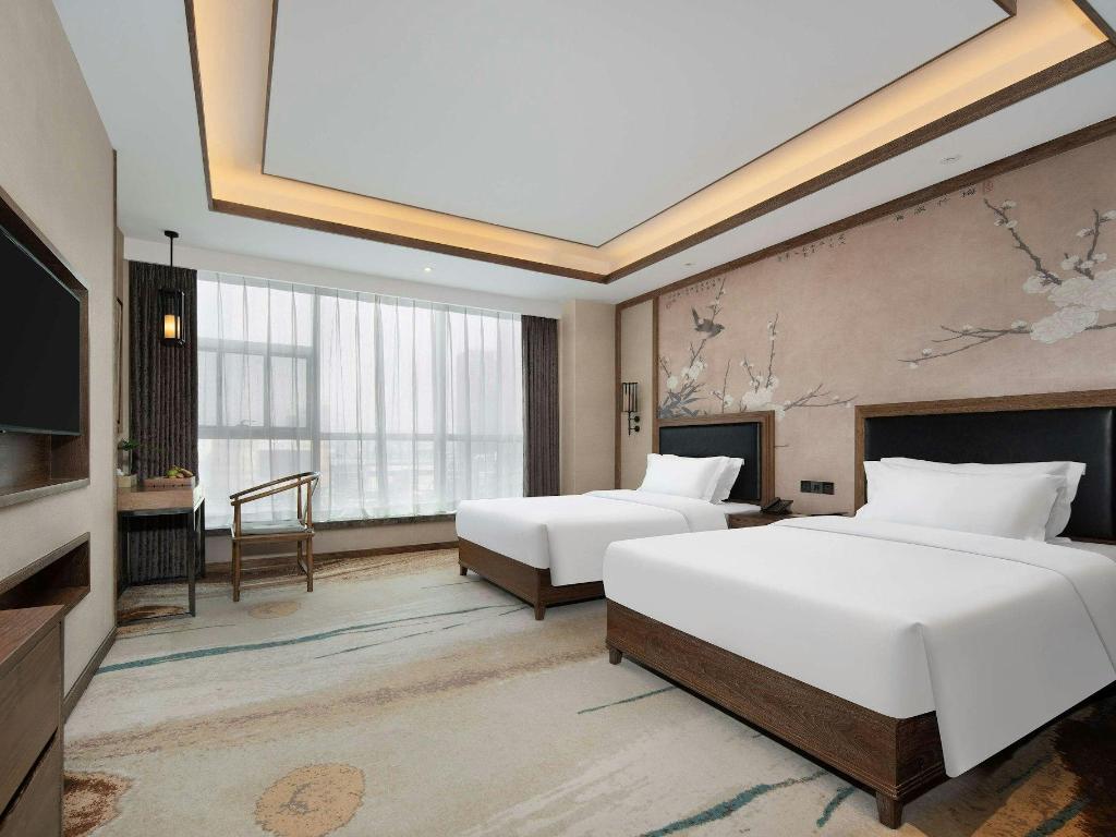 SUPERIOR, TWIN BEDS, CITY VIEW