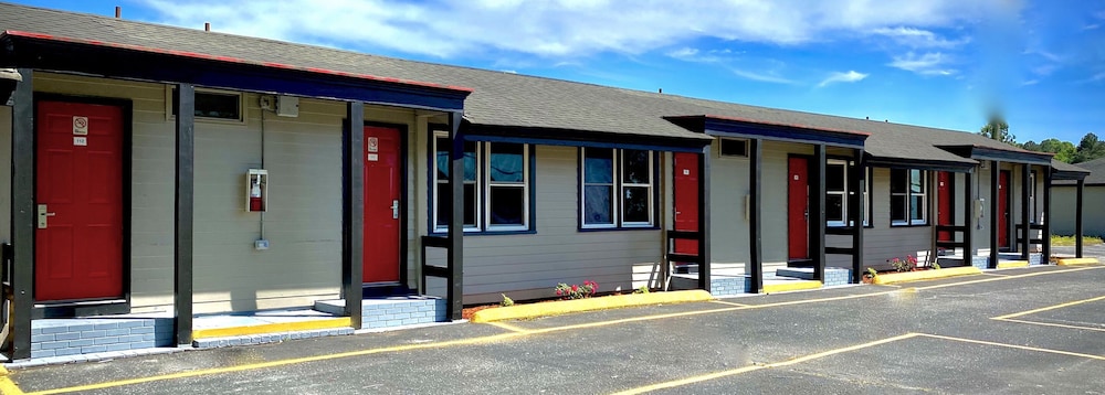 Whistling Pines Motel 1/31