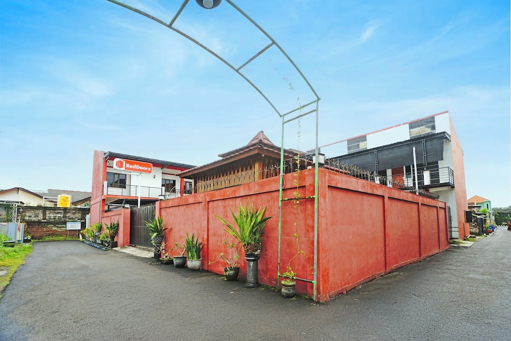 Hotel O near UNISLA formerly Homestay Bougenville 40/44