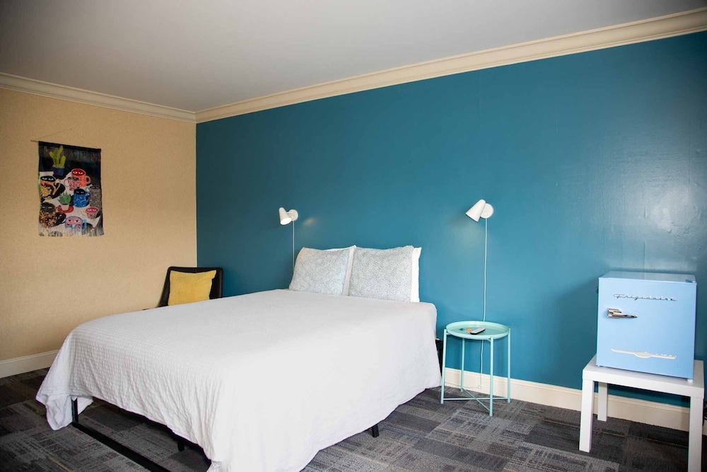 ROOM, TWIN BEDS