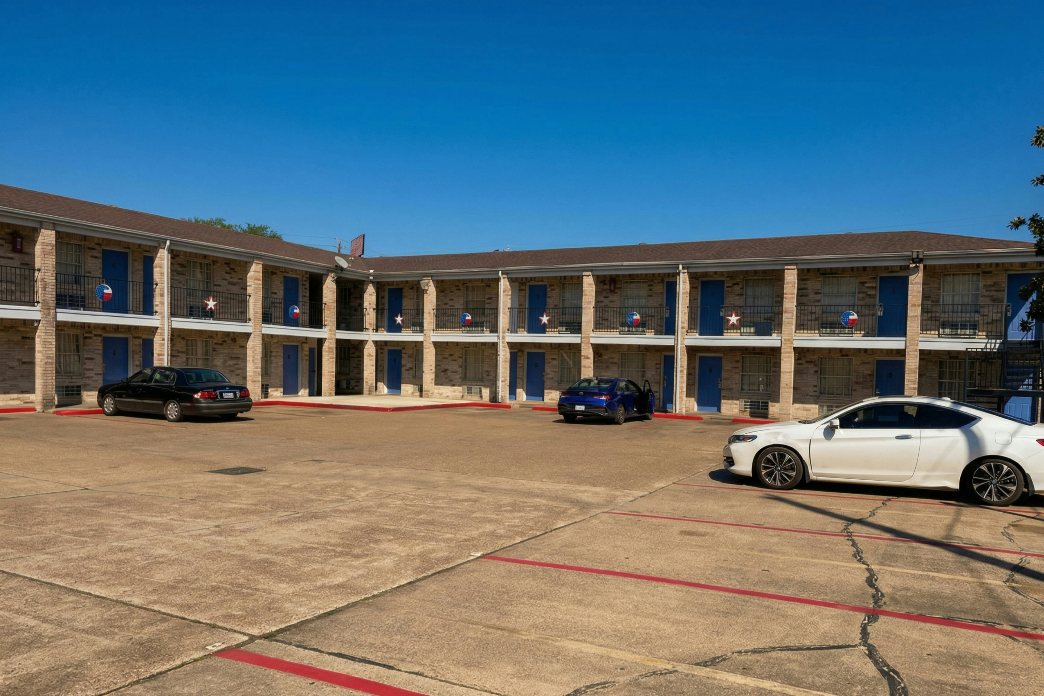 Golden Motel Near Houston Medical Center 13/16