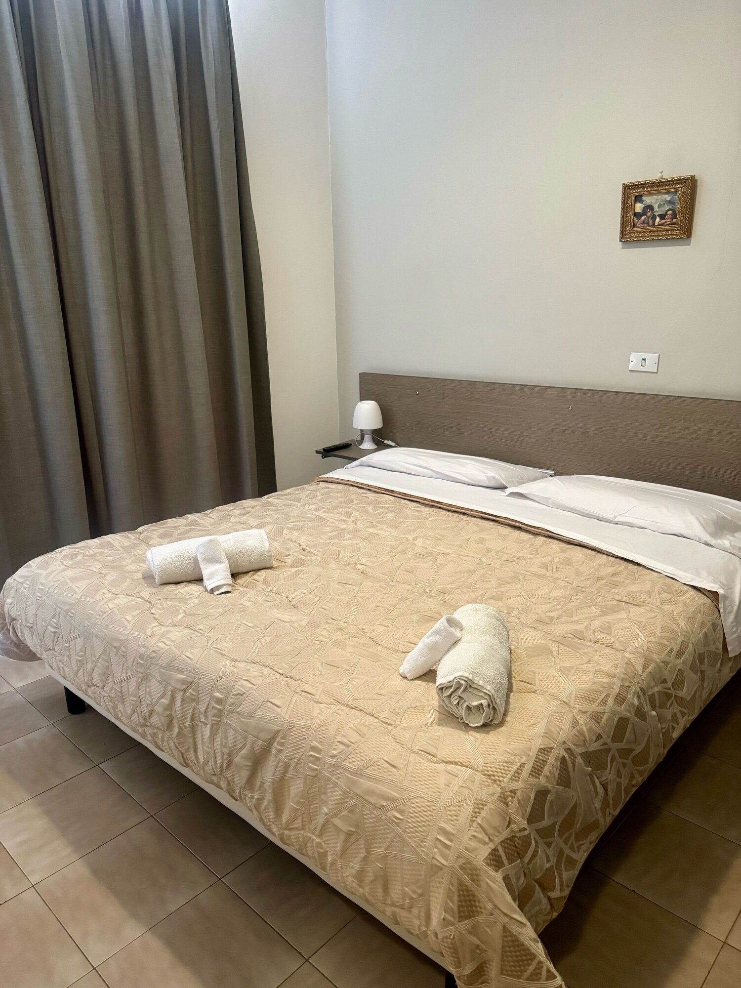 ROOM, DOUBLE OR TWIN BED