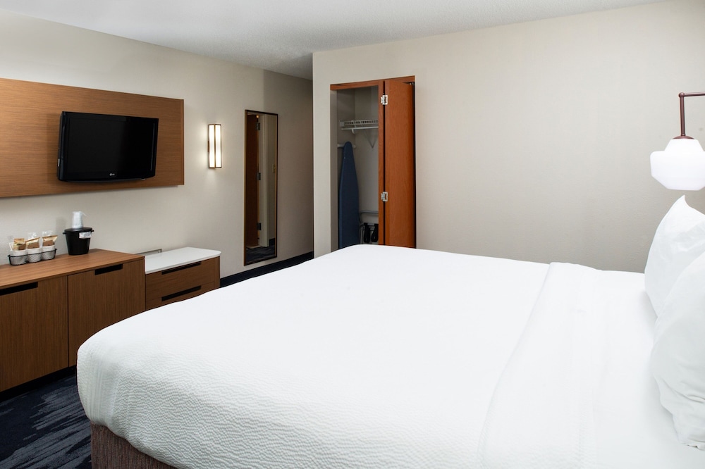 Room, King Bed, Sofa, Fairfield Inn Suites By Marriott Greensboro Wendover 2/4