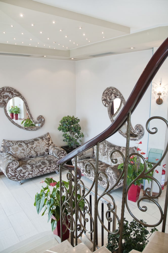 Monarc Hotel 13/58
