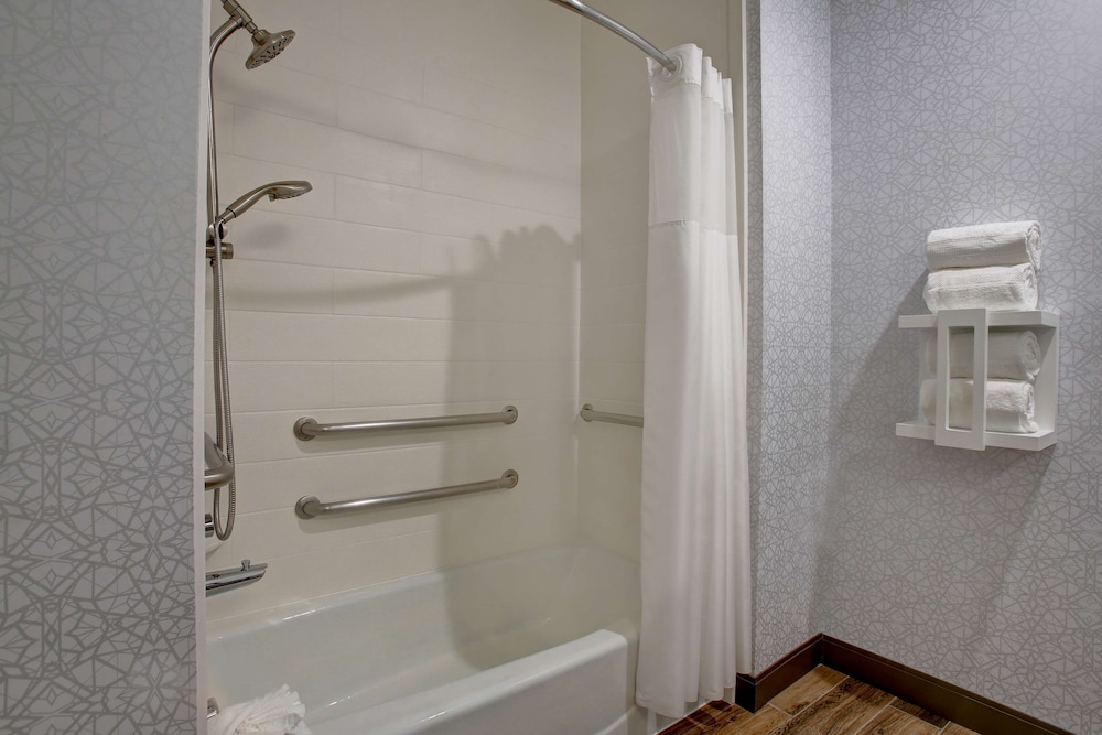 Hampton Inn and Suites Dallas-Desoto 24/57