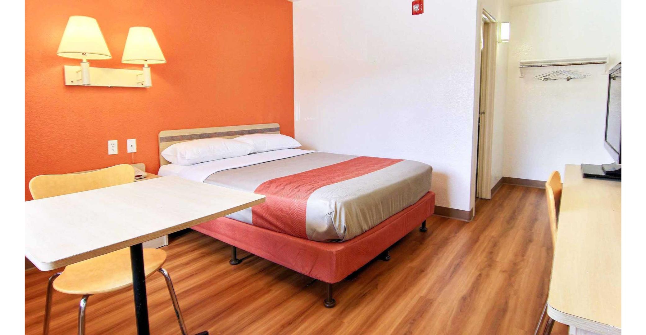 غرفة بسرير كوين، Motel6 Kingsville, TX 3/7