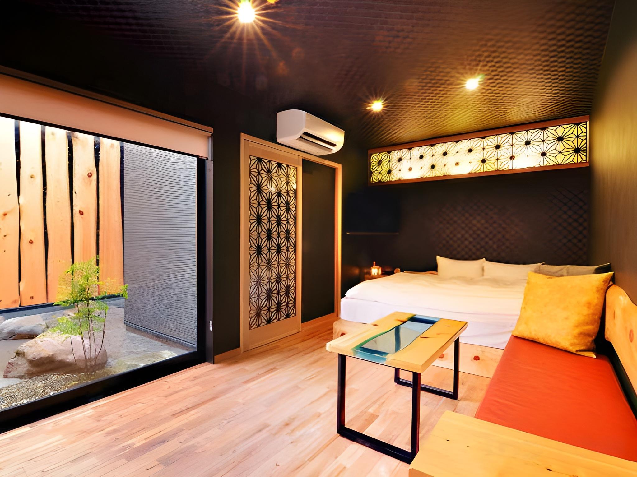 غرفة يابانية غربية بحوض استحمام في الملحق