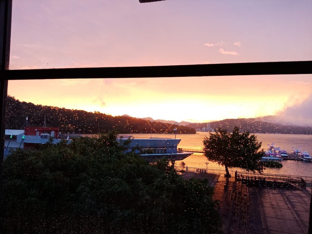 Shuian Lakeside Hotel 63/75