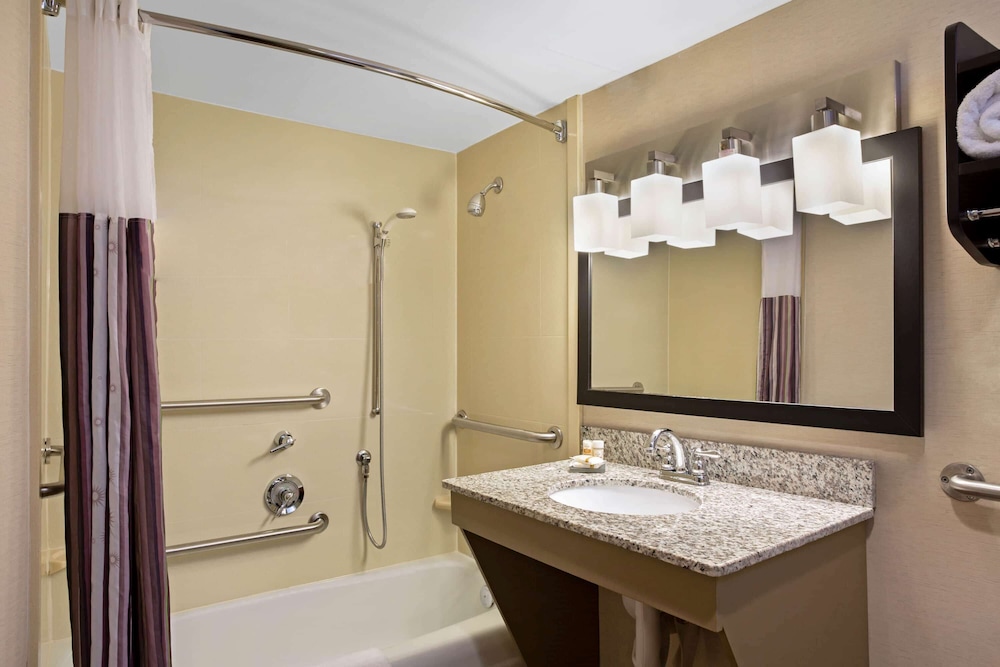 La Quinta Inn & Suites by Wyndham Springfield MA 13/43