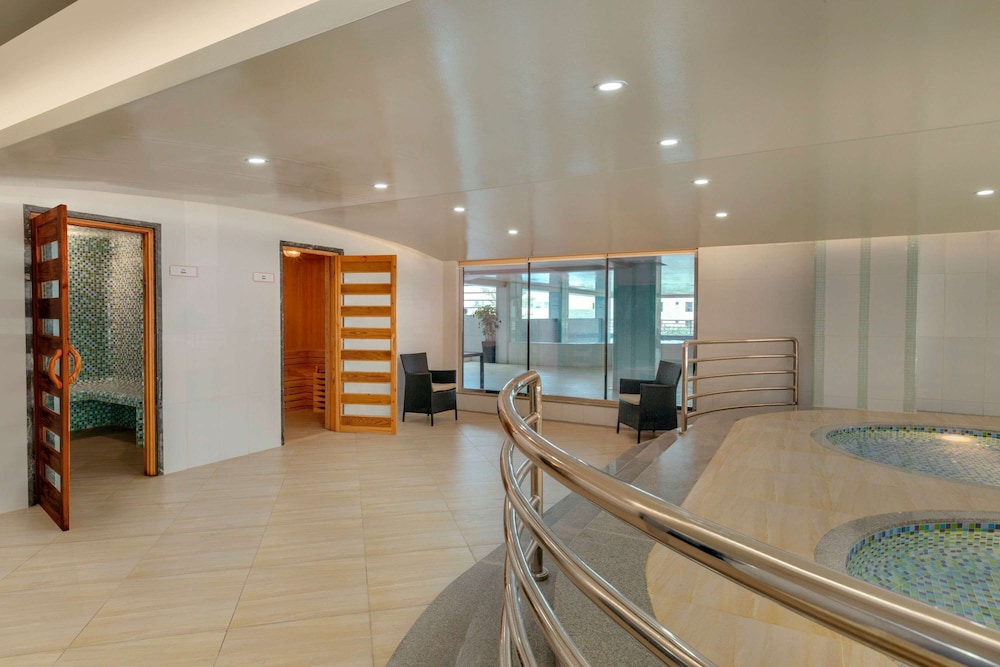 Ramada Hotel & Suites by Wyndham Amwaj Islands Manama 39/61