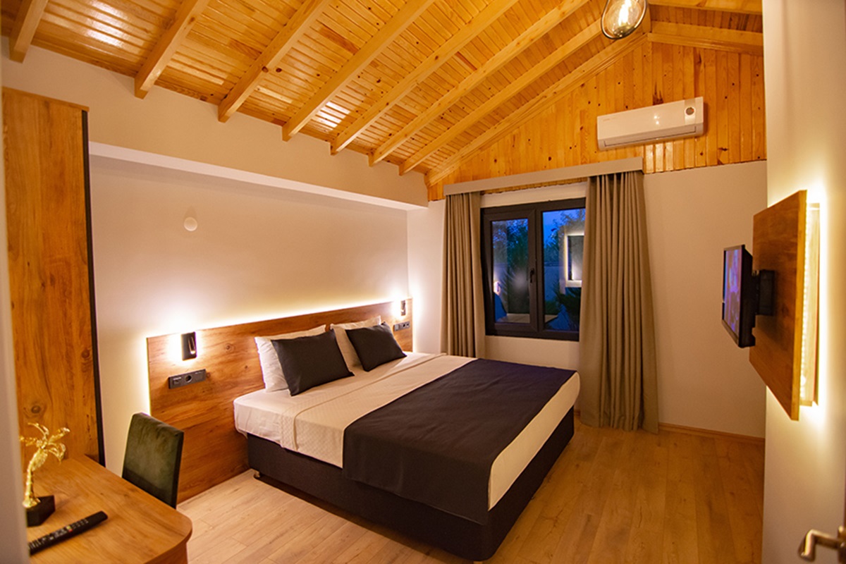 Sandal Hotel 12/45