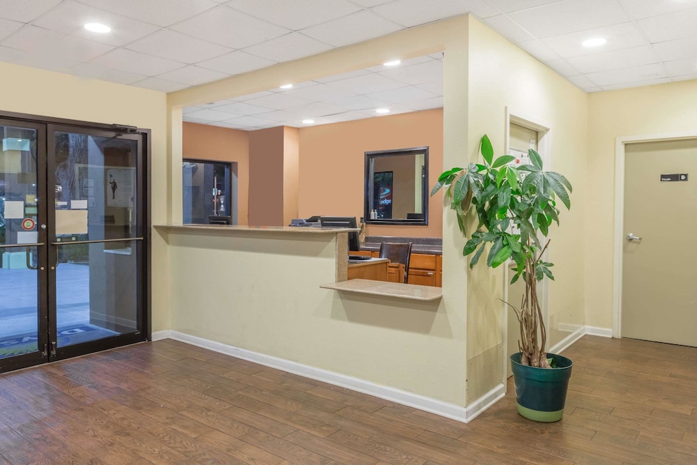 Days Inn By Wyndham Biloxi Beach 5/32