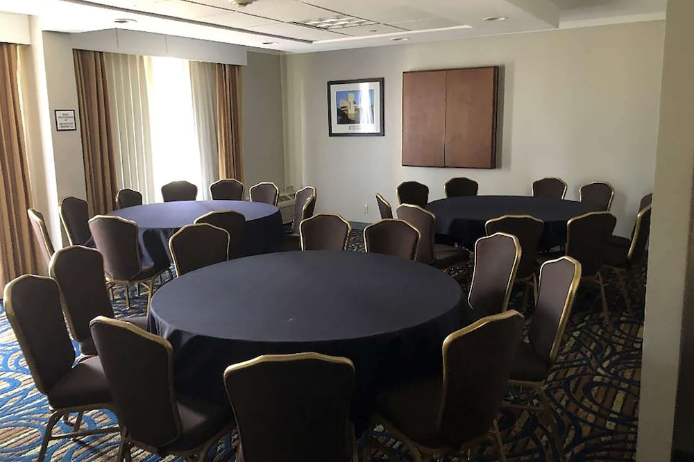 Ramada by Wyndham Cleveland Independence 42/56