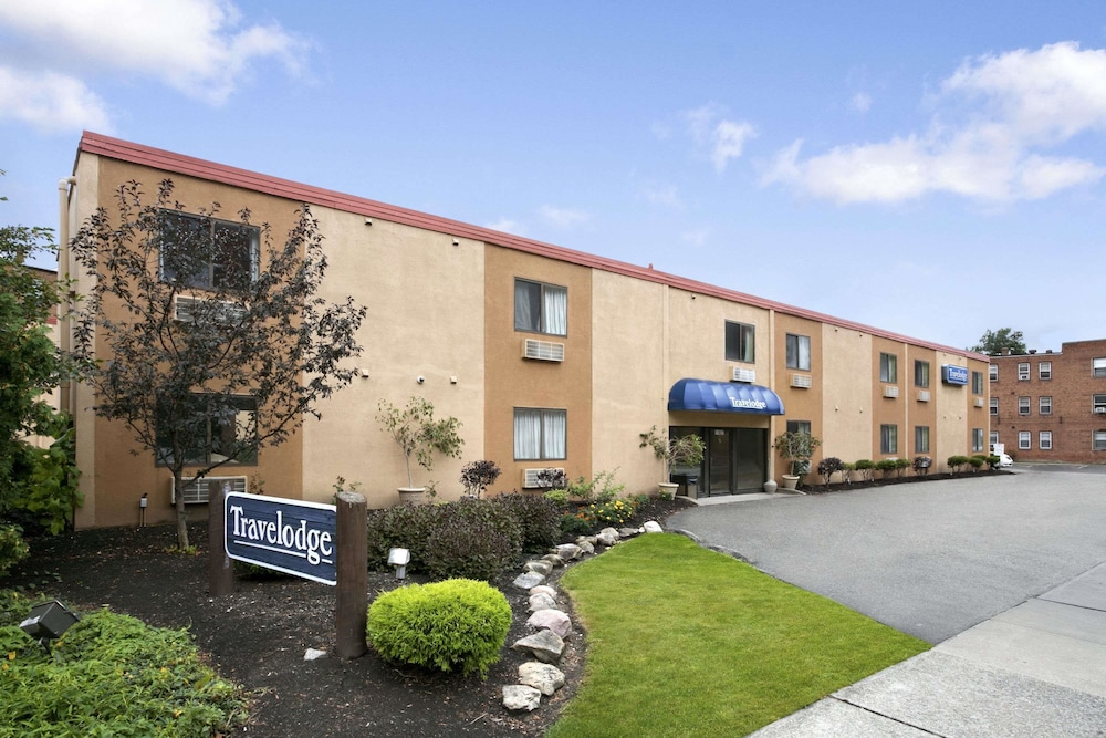 Travelodge by Wyndham Cleveland Lakewood 1/28