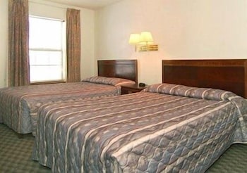Econo Lodge Eagle Nest 18/25