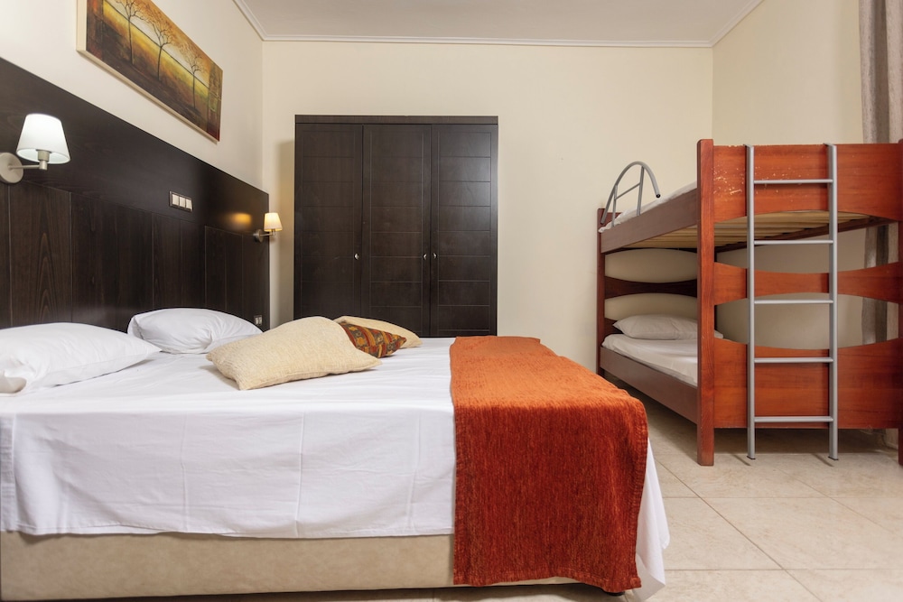 غرفة عائلية بسريرين منفصلين وسرير بطابقين، Hanioti Grandotel 5/9