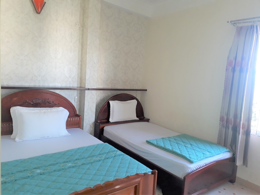 ROOM, TRIPLE, NO AIR CONDITION