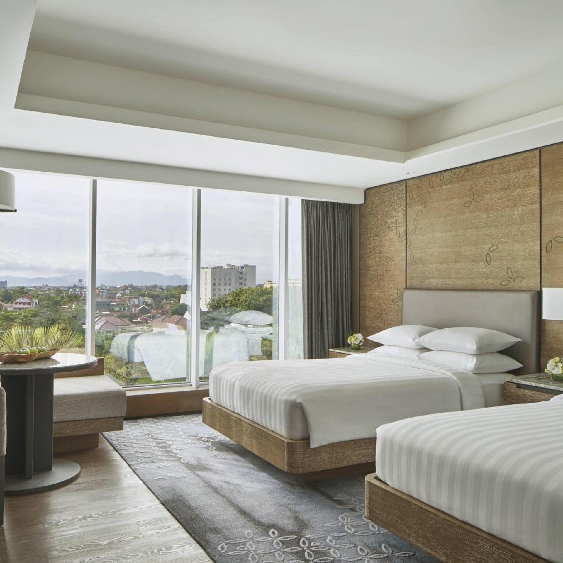 غرفة بسريرين مزدوجين بإطلالة على المدينة مع دخول صالة النادي، YOGYAKARTA MARRIOTT HOTEL 2/7