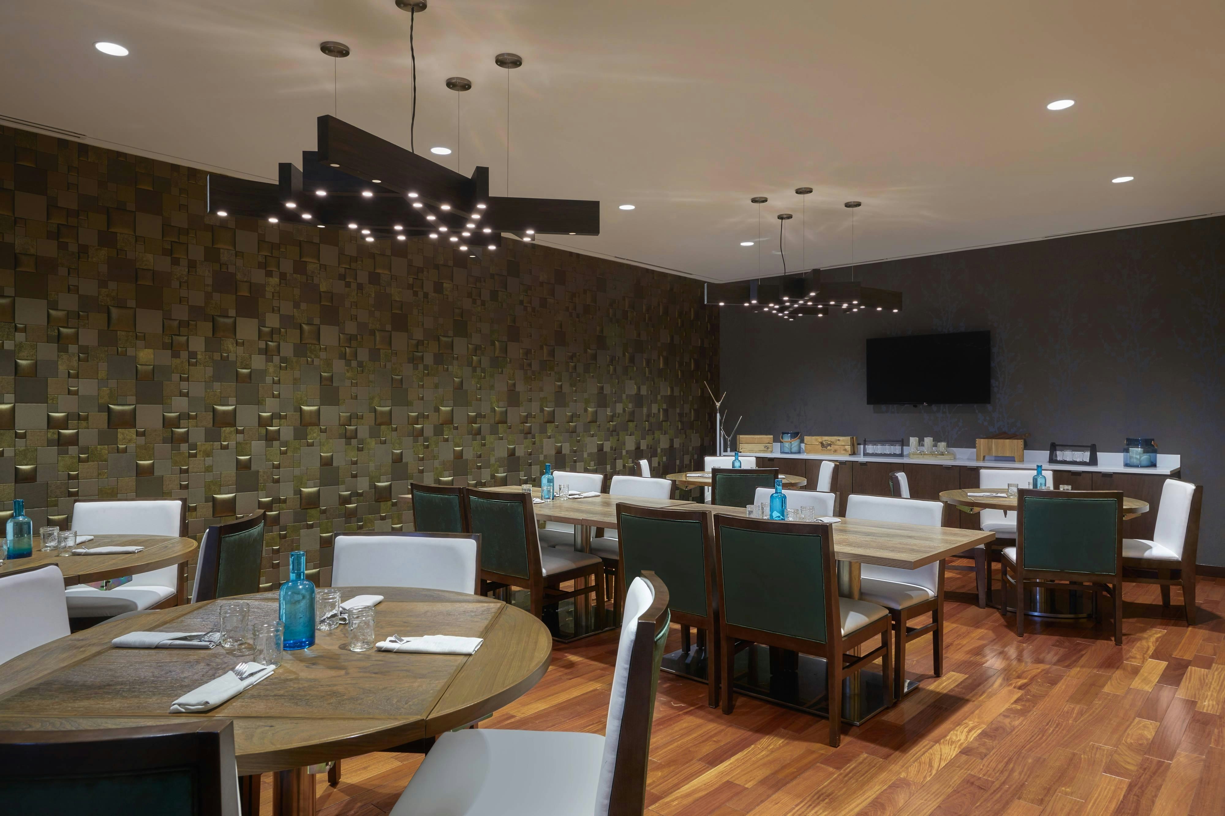 CALGARY AIRPORT MARRIOTT IN-TERMINAL HOTEL 30/33